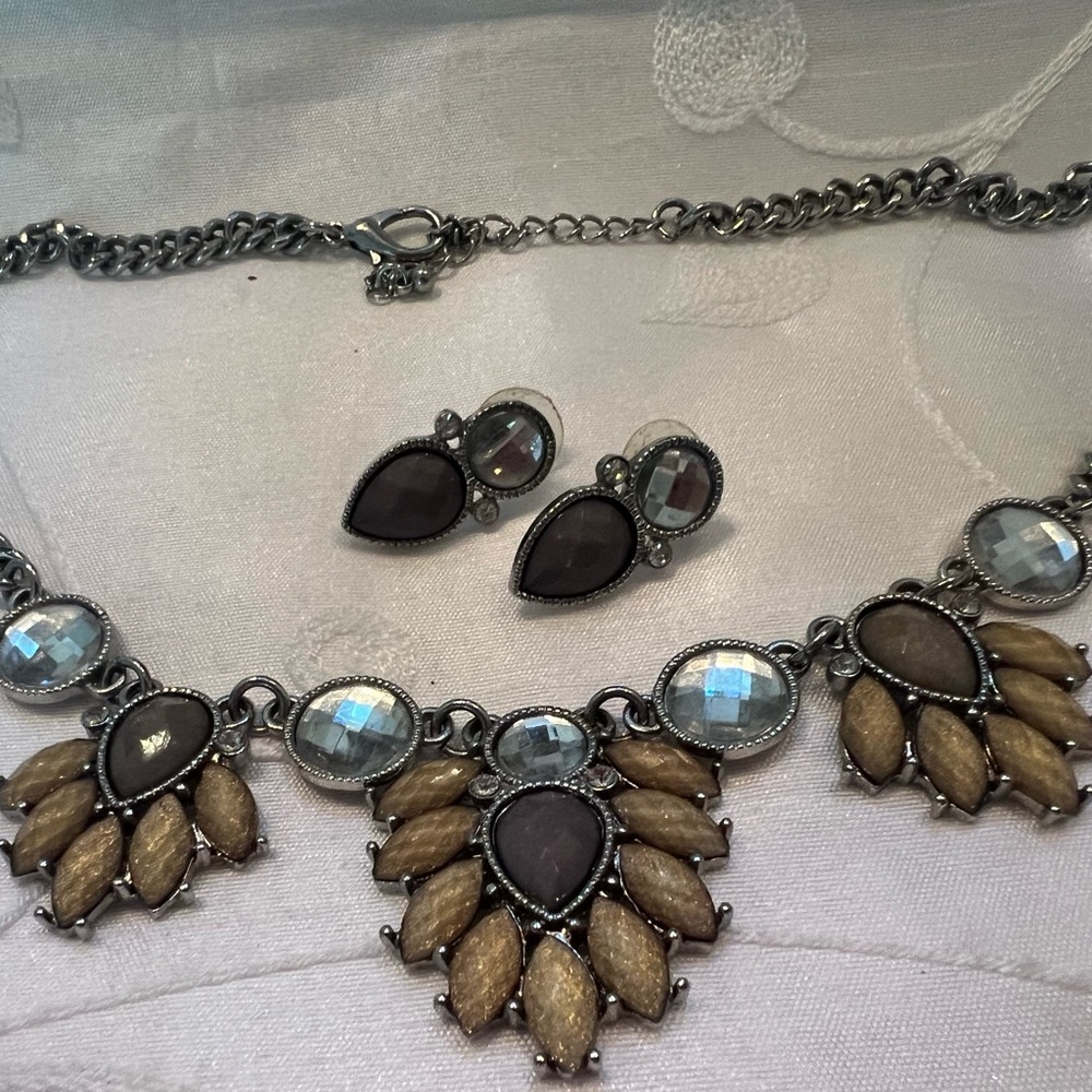 18 inch Flower Necklace with Purple grayish/yellow faux stones and crys… - Picture 5 of 10